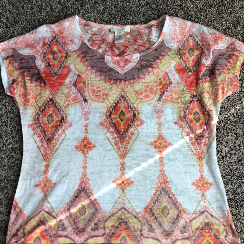 Short sleeve tee with a hi-low hem
